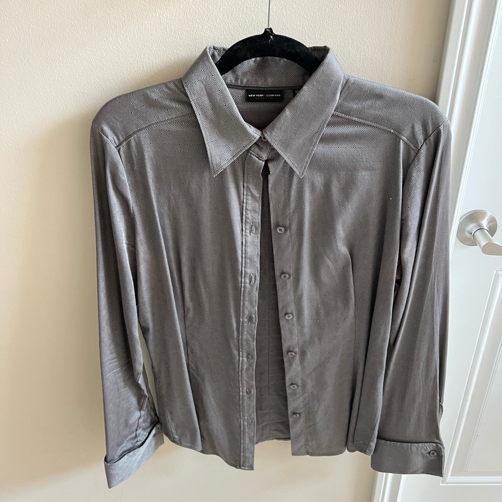 NEW YORK AND COMPANY BUTTON UP L